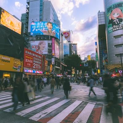 渋谷109前道玄坂下交差点を横断する人混みの写真
