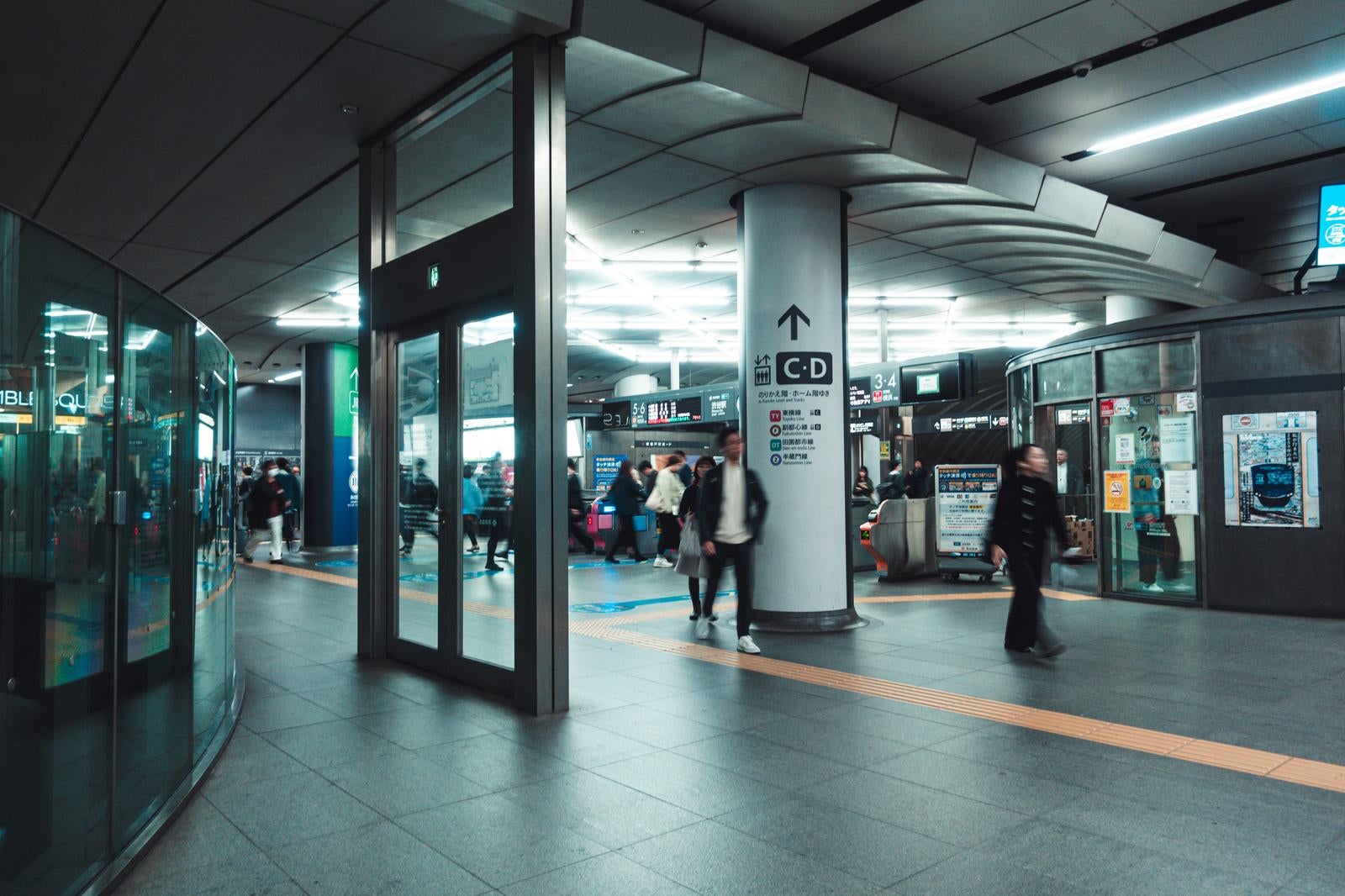 「渋谷の地下通路で足早に行き交う人々の日常風景」の写真