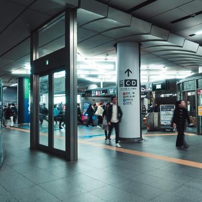 渋谷の地下通路で足早に行き交う人々の日常風景の写真