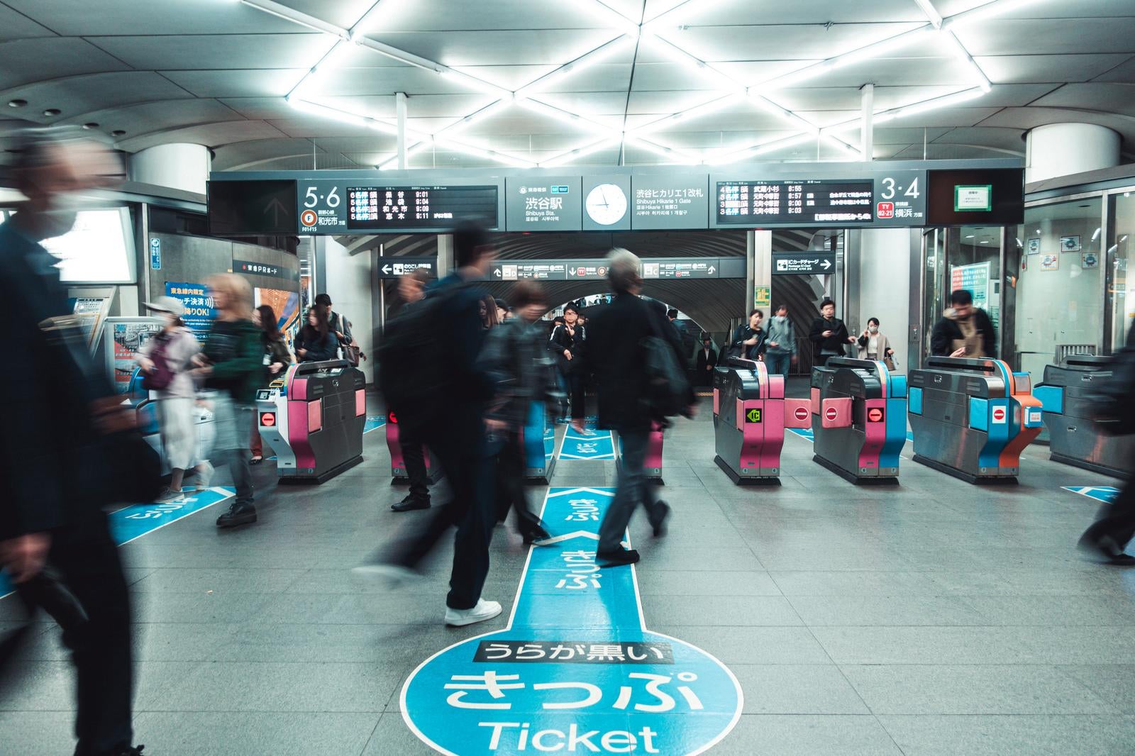 「渋谷駅の改札口の雑踏」の写真