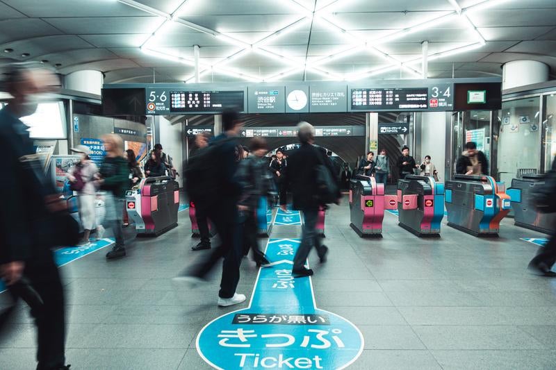 渋谷駅の改札口の雑踏の写真