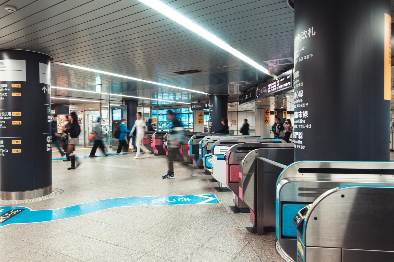 「忙しない足音が響く駅構内の一コマ」の写真