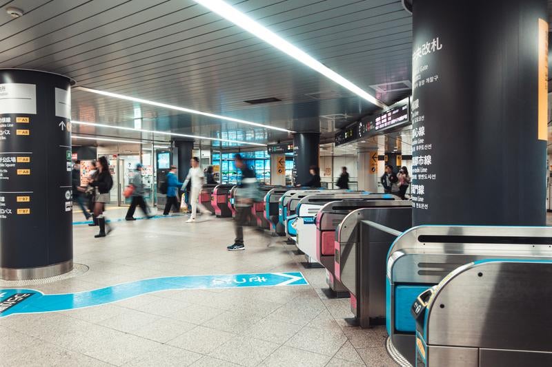 忙しない足音が響く駅構内の一コマの写真