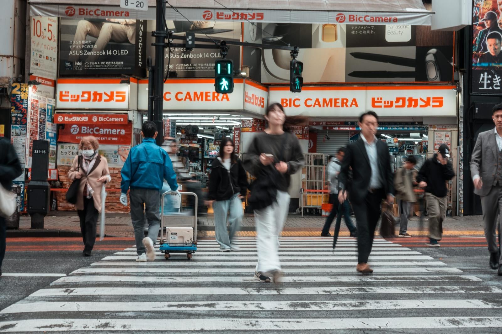 「渋谷のビックカメラ前横断歩道を歩く通行人」の写真