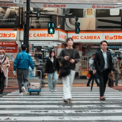 渋谷のビックカメラ前横断歩道を歩く通行人の写真