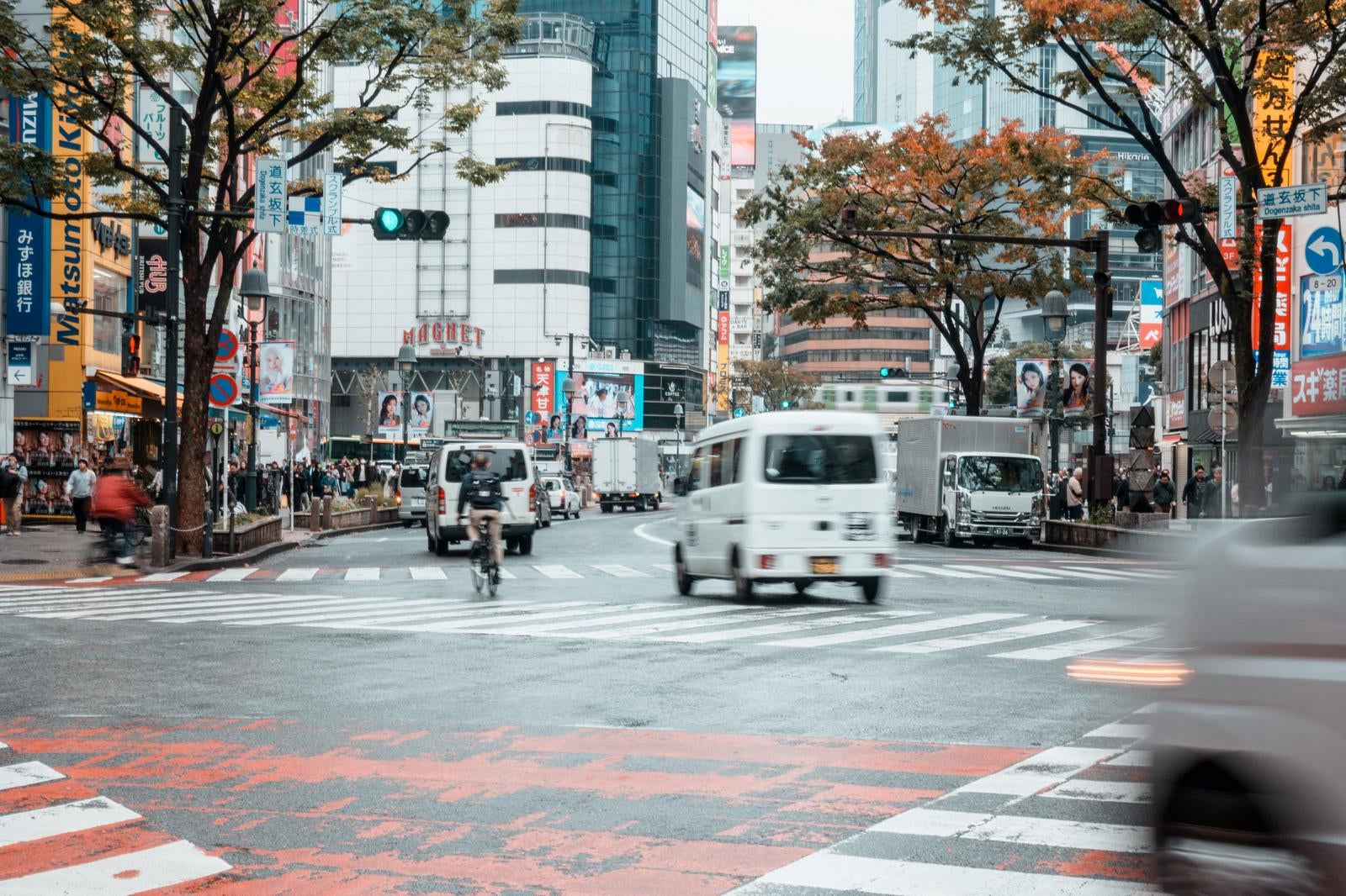 「秋の渋谷スクランブル交差点付近（108付近）を行き交う車両」の写真