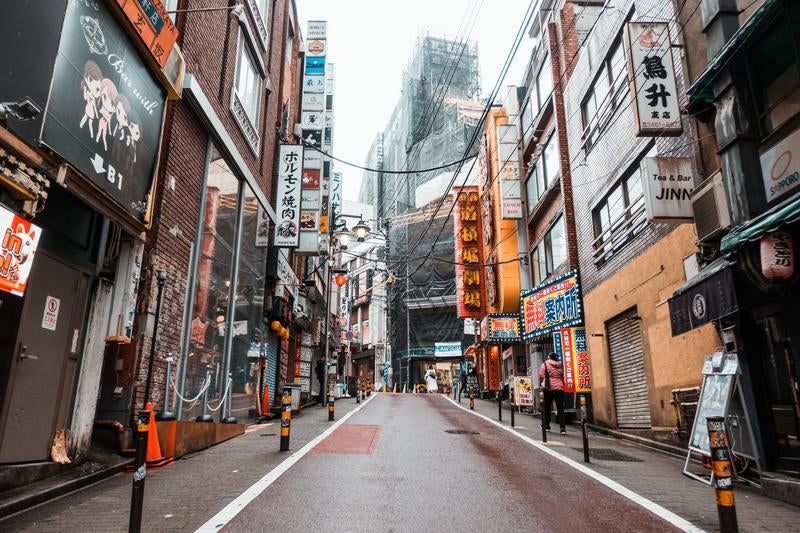 渋谷百軒店の飲食店や看板が並ぶ裏通り感の写真