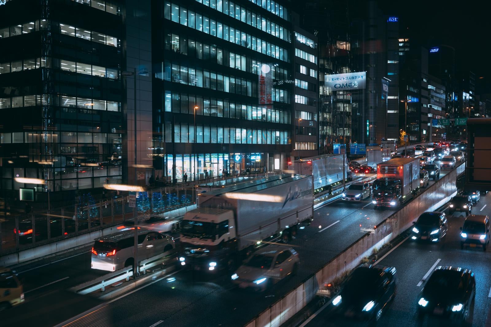 「オフィス街を横断する首都高」の写真