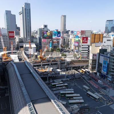 建設工事中の渋谷駅東口の様子の写真