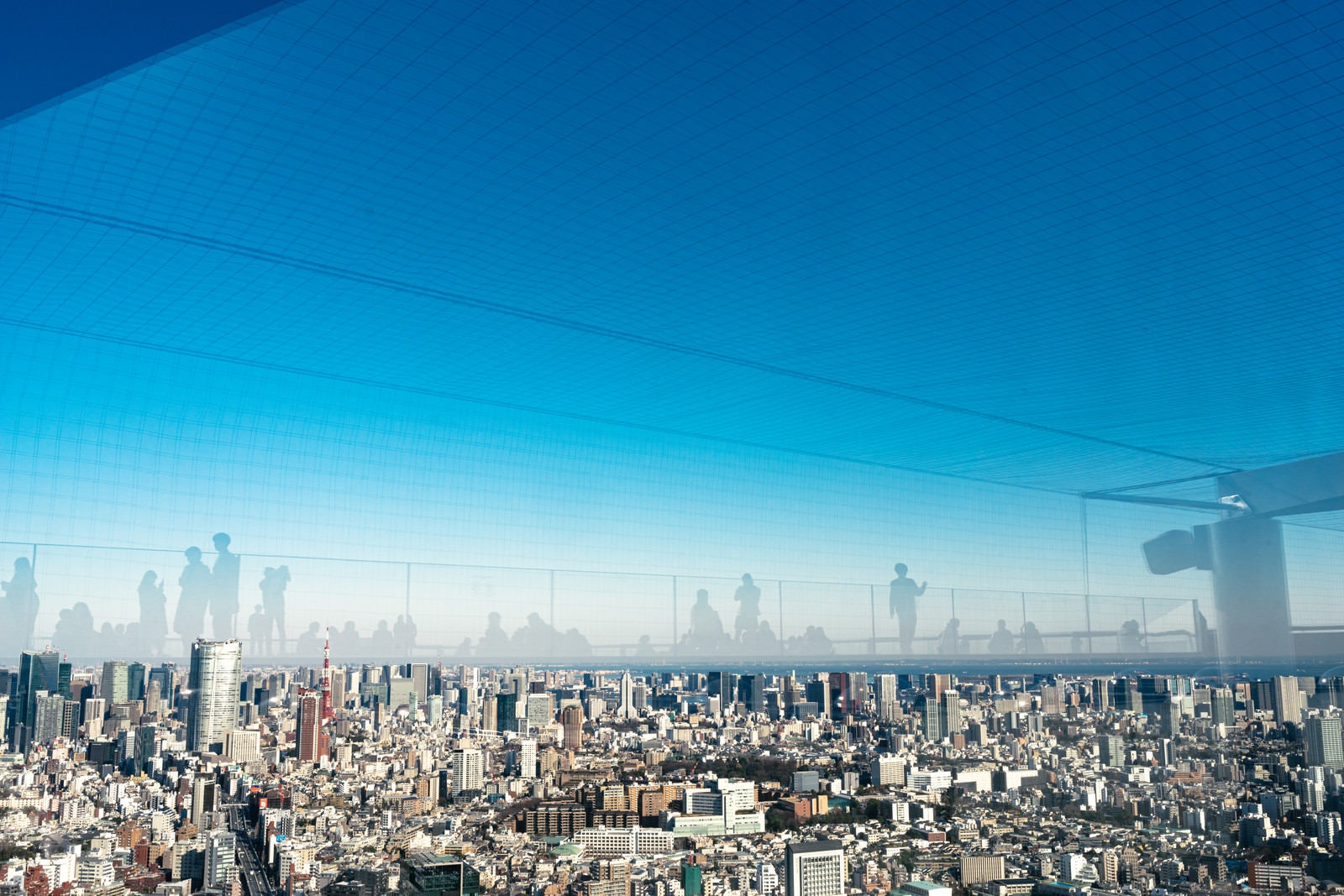 「展望施設「渋谷スカイ」から東京タワー方面の眺めと反射するフロア」の写真