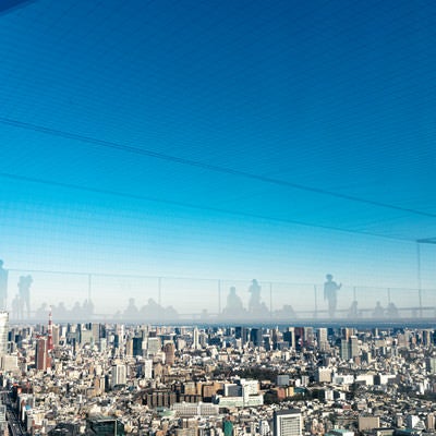 展望施設「渋谷スカイ」から東京タワー方面の眺めと反射するフロアの写真