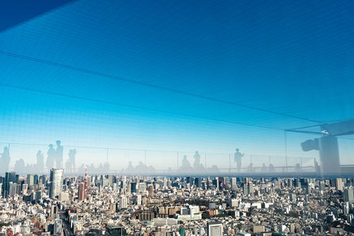 展望施設「渋谷スカイ」から東京タワー方面の眺めと反射するフロアの写真