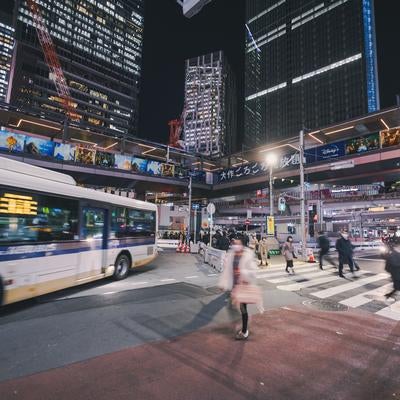 渋谷中央街を出てすぐの渋谷駅ターミナルの夜景の写真