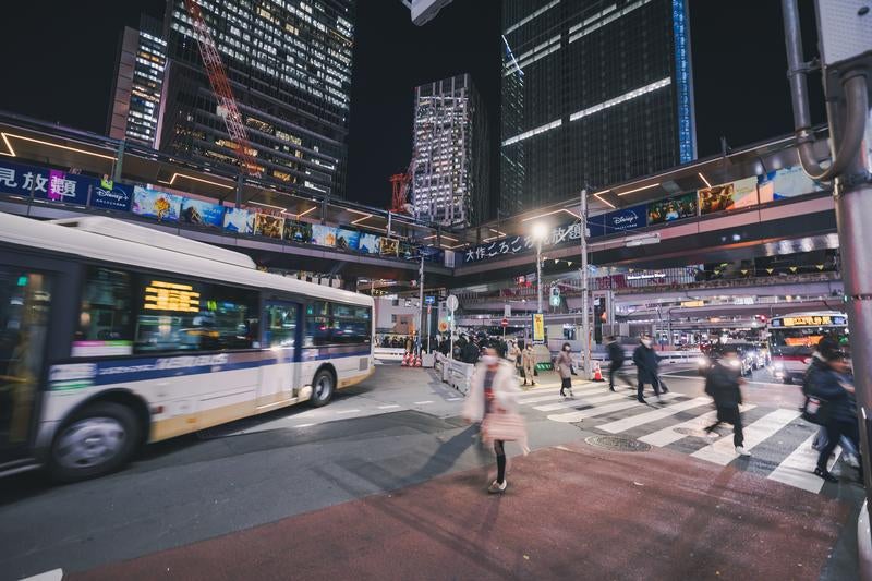 渋谷中央街を出てすぐの渋谷駅ターミナルの夜景の写真