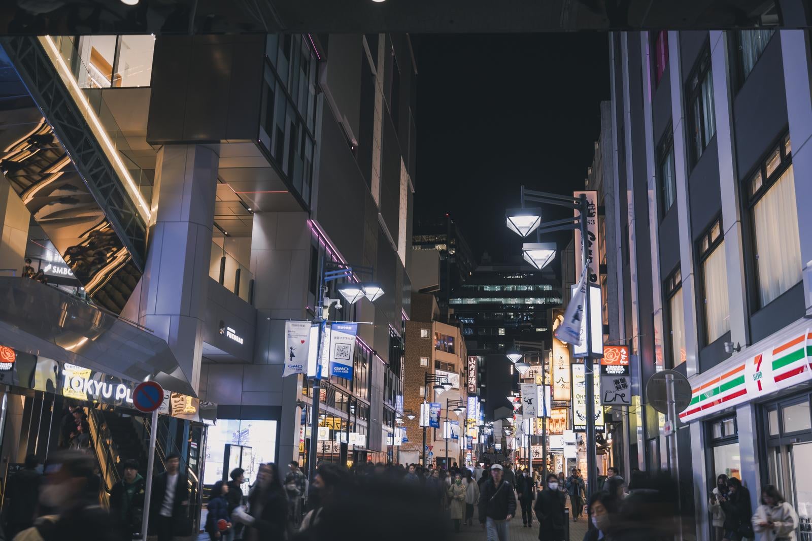 「賑と活気が感じられる夜の渋谷中央街」の写真