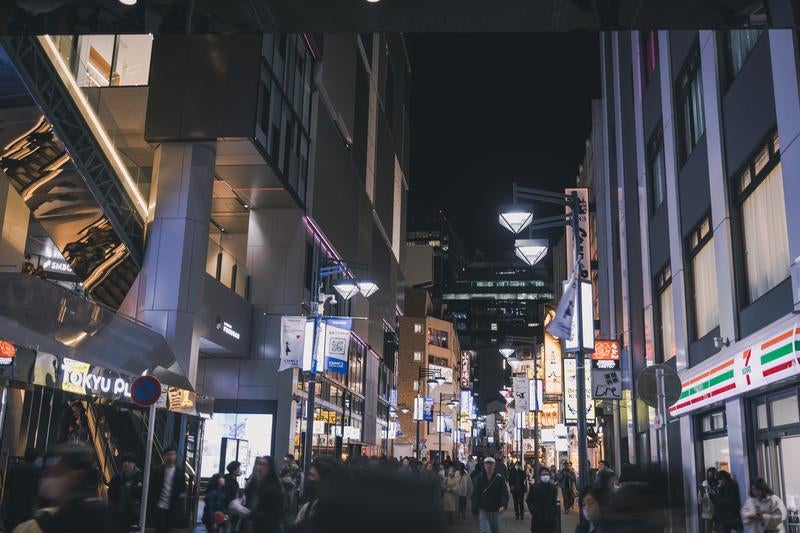 賑と活気が感じられる夜の渋谷中央街の写真