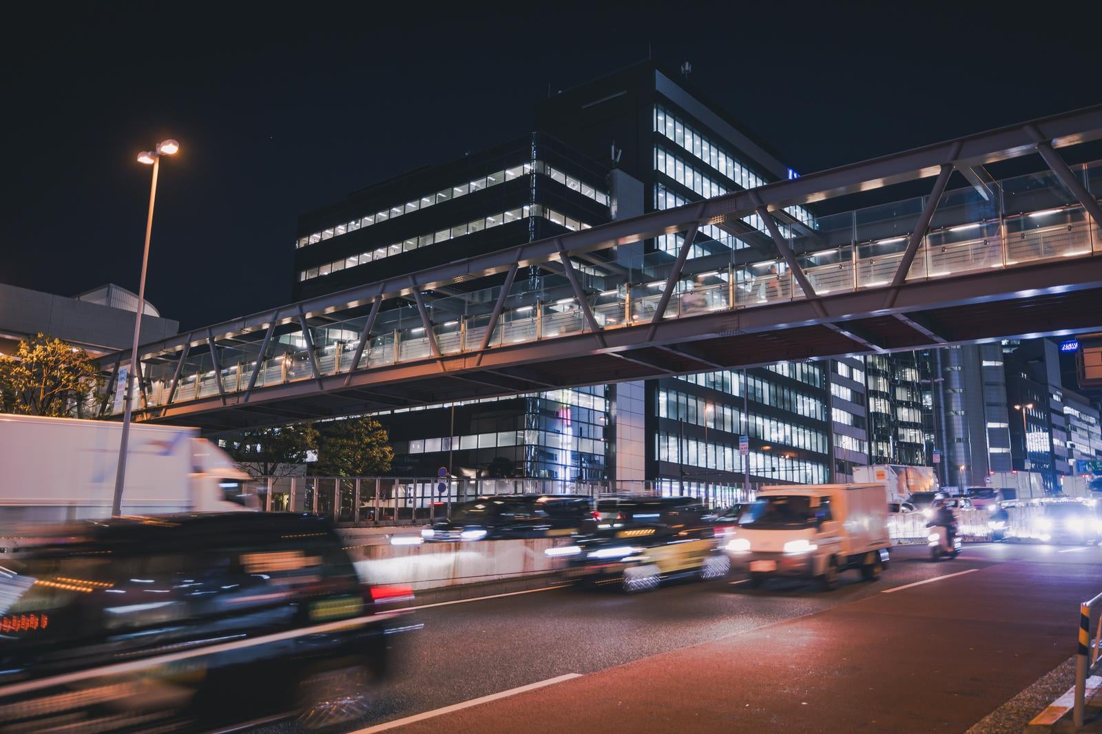 「ブリッジ渋谷21の夜景と走行する車の光跡」の写真