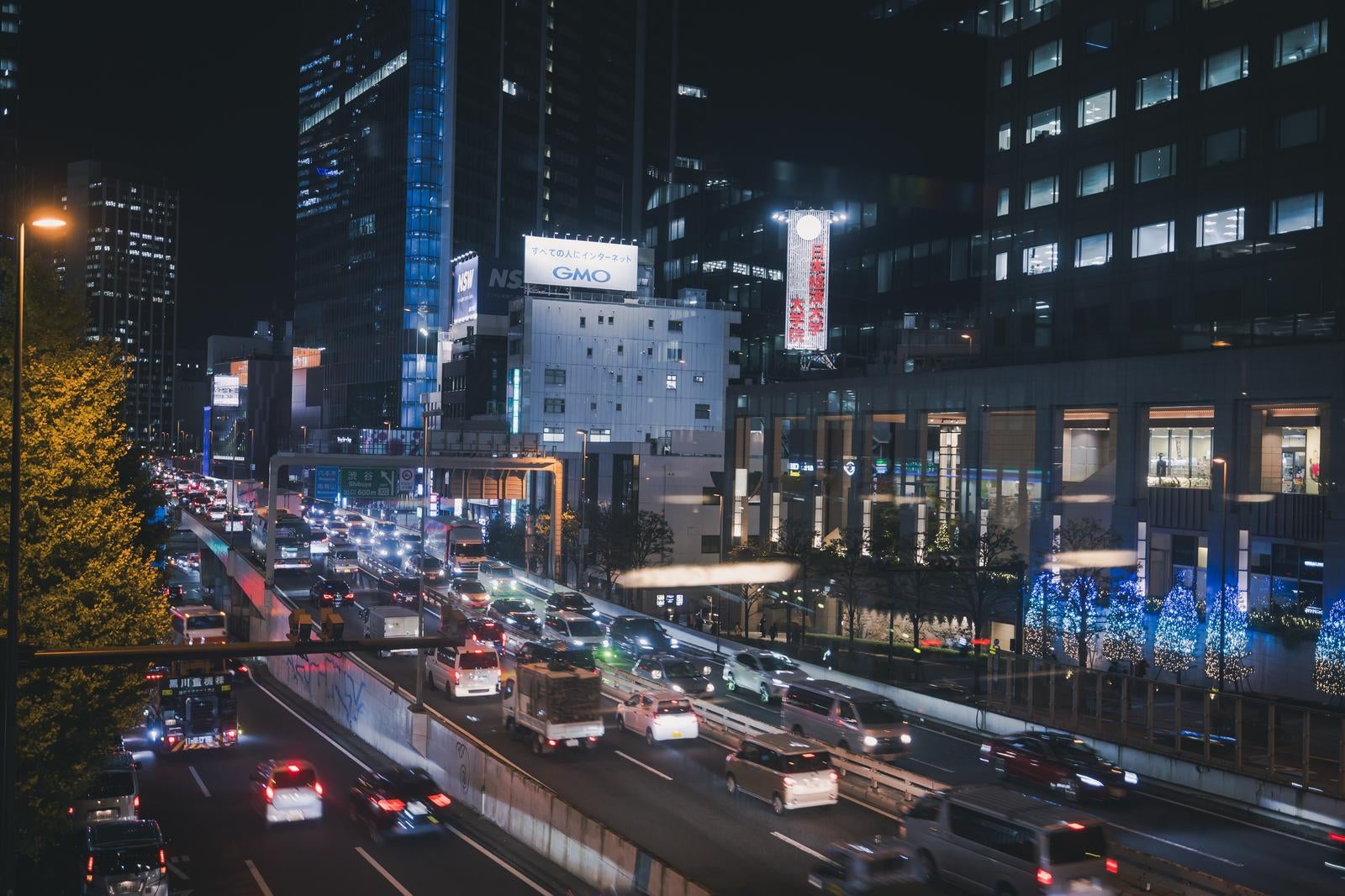 「夜間のブリッジ渋谷21から見える道路」の写真
