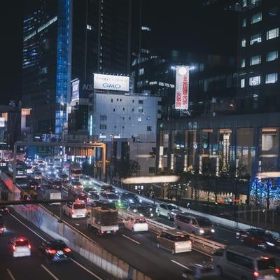 夜間のブリッジ渋谷21から見える道路の写真