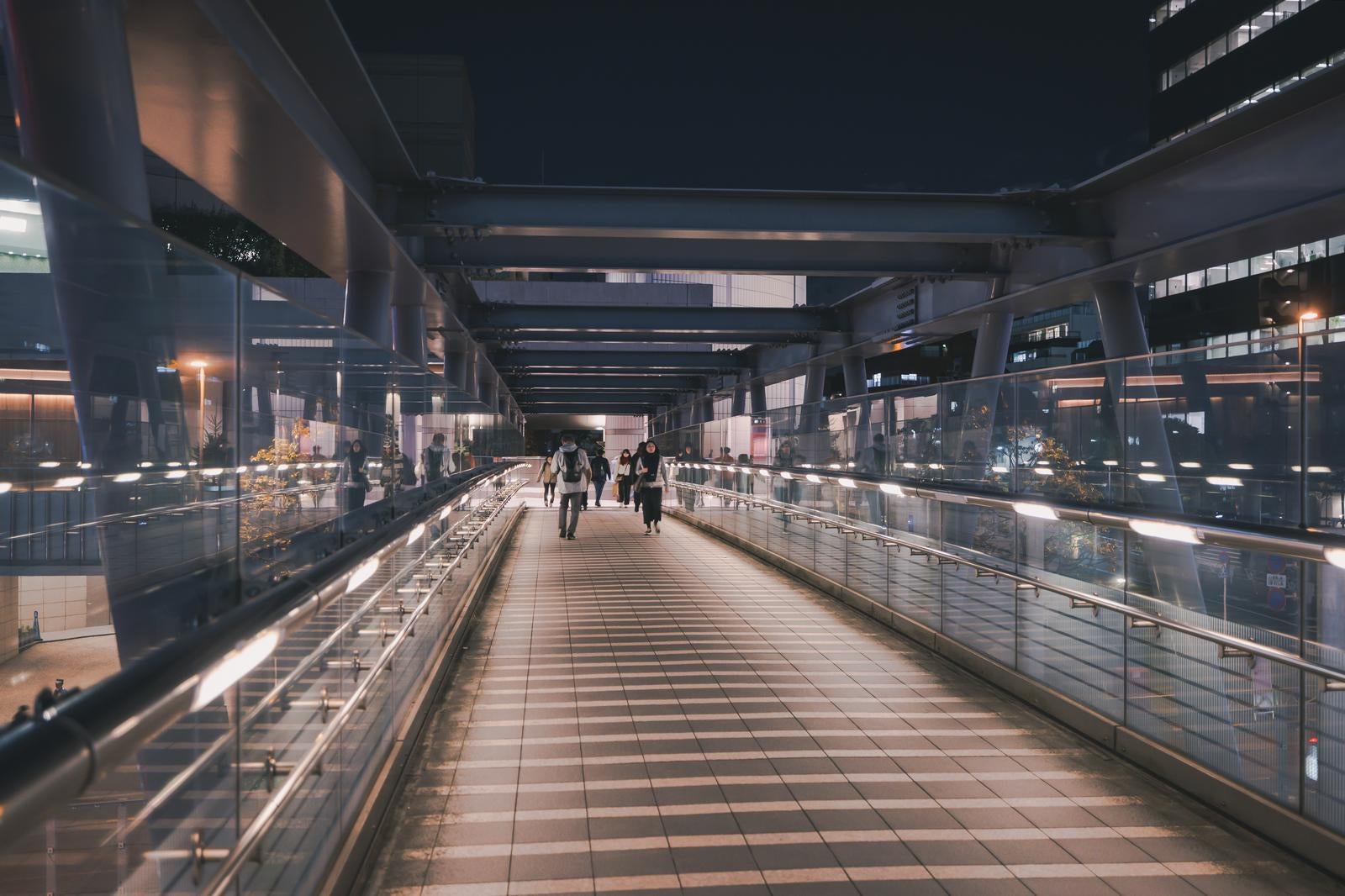 「夜間のブリッジ渋谷21通路内」の写真