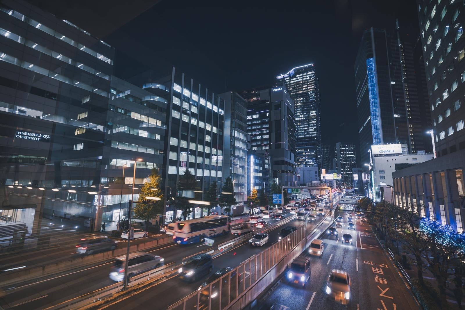 「ブリッジ渋谷21からの夜景と走行する車のライト」の写真