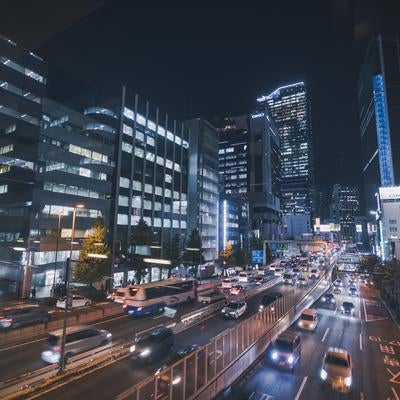 ブリッジ渋谷21からの夜景と走行する車のライトの写真