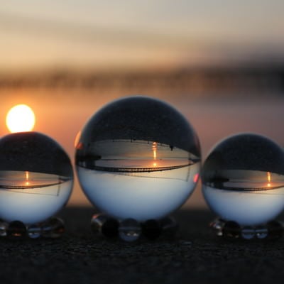 日の出と水晶球の写真