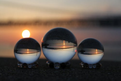 日の出と水晶球の写真