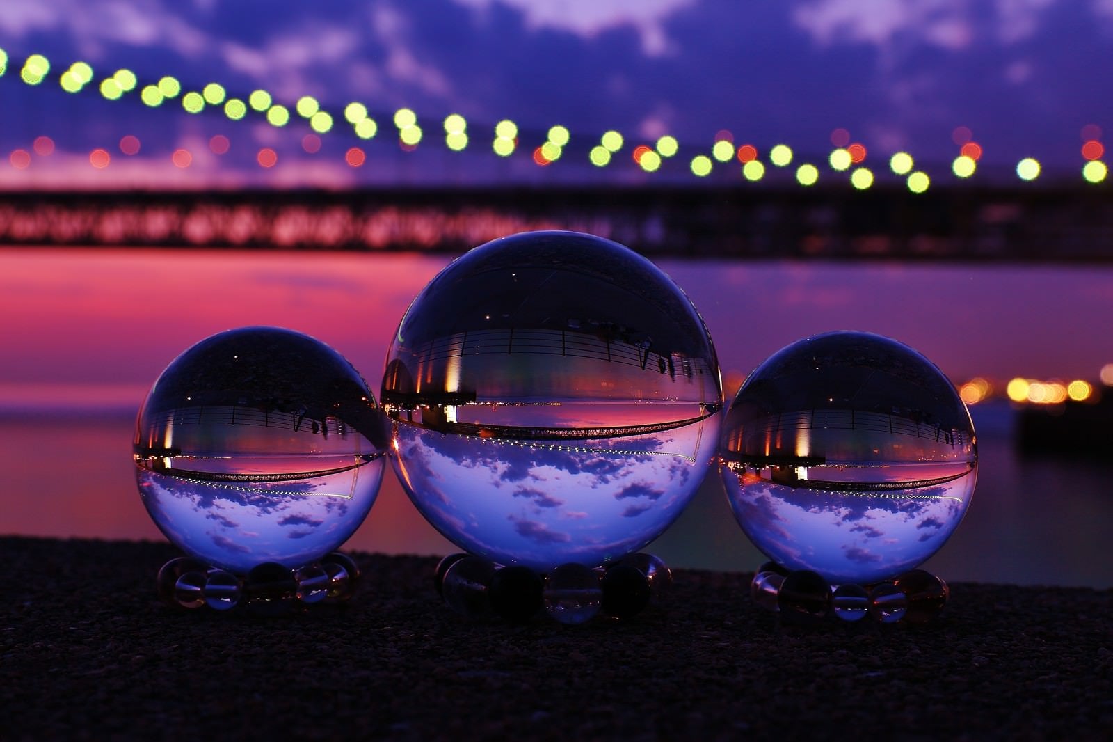 「ライトアップした大橋と映り込む水晶球」の写真
