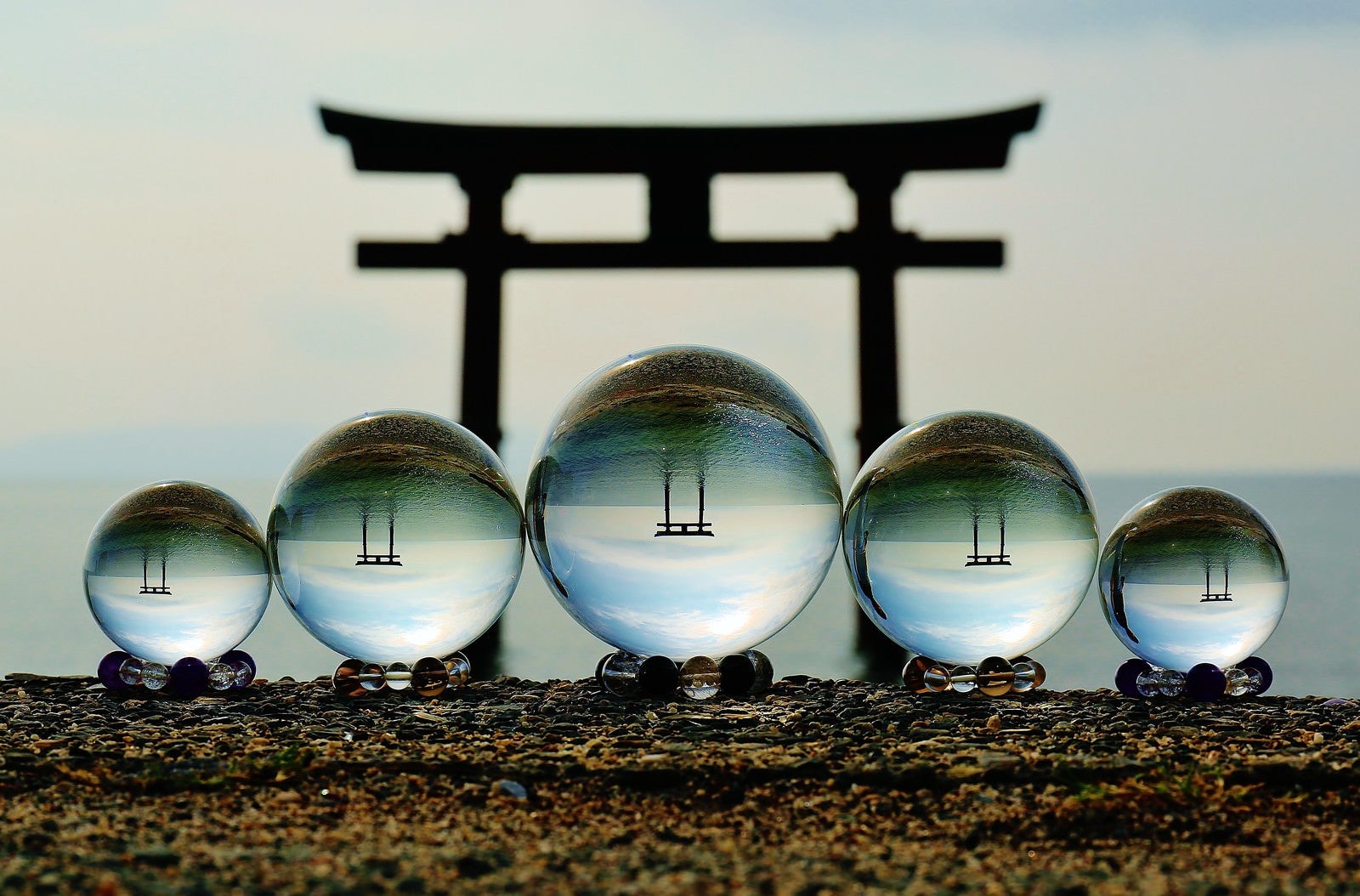 「浮かぶ鳥居と水晶玉撮影」の写真