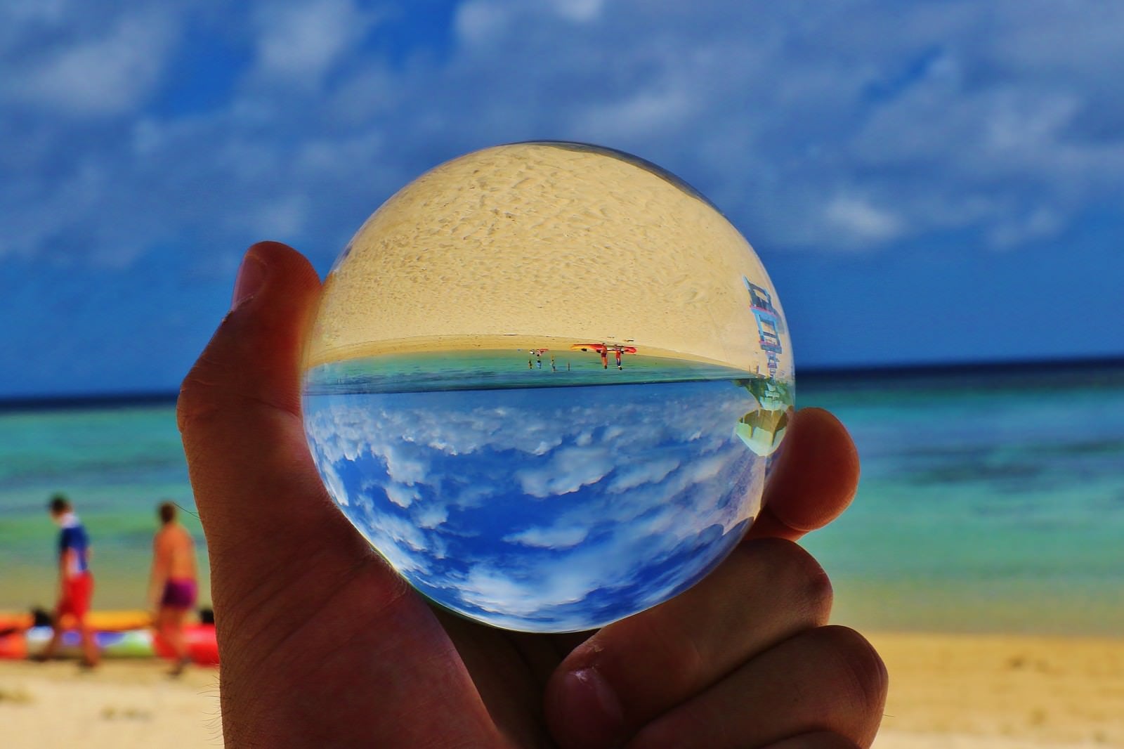 「真夏のビーチと水晶玉」の写真