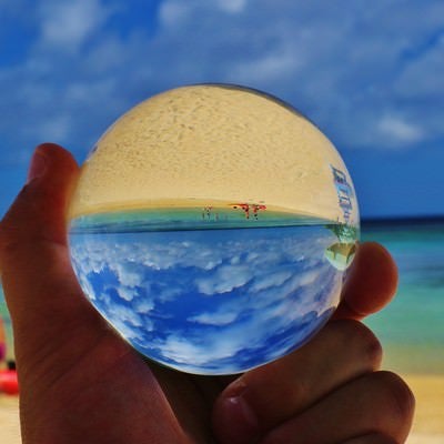 真夏のビーチと水晶玉の写真