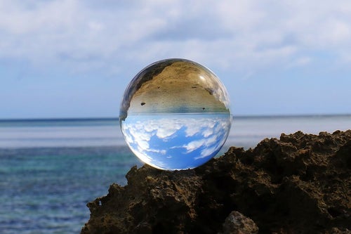 海岸がうつりこむ水晶玉の写真