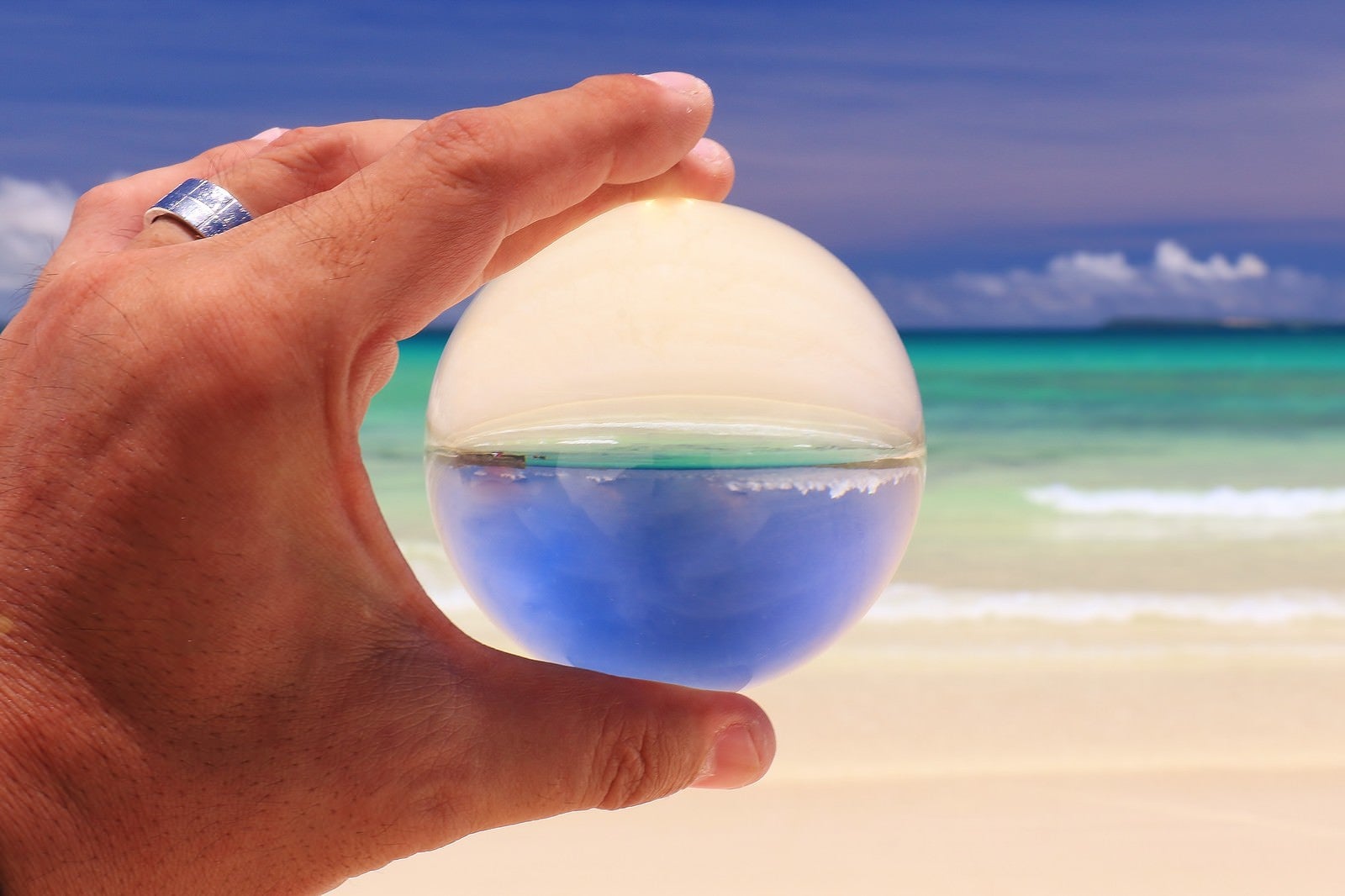 「白い砂浜を水晶玉の中から眺める」の写真