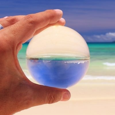 白い砂浜を水晶玉の中から眺めるの写真