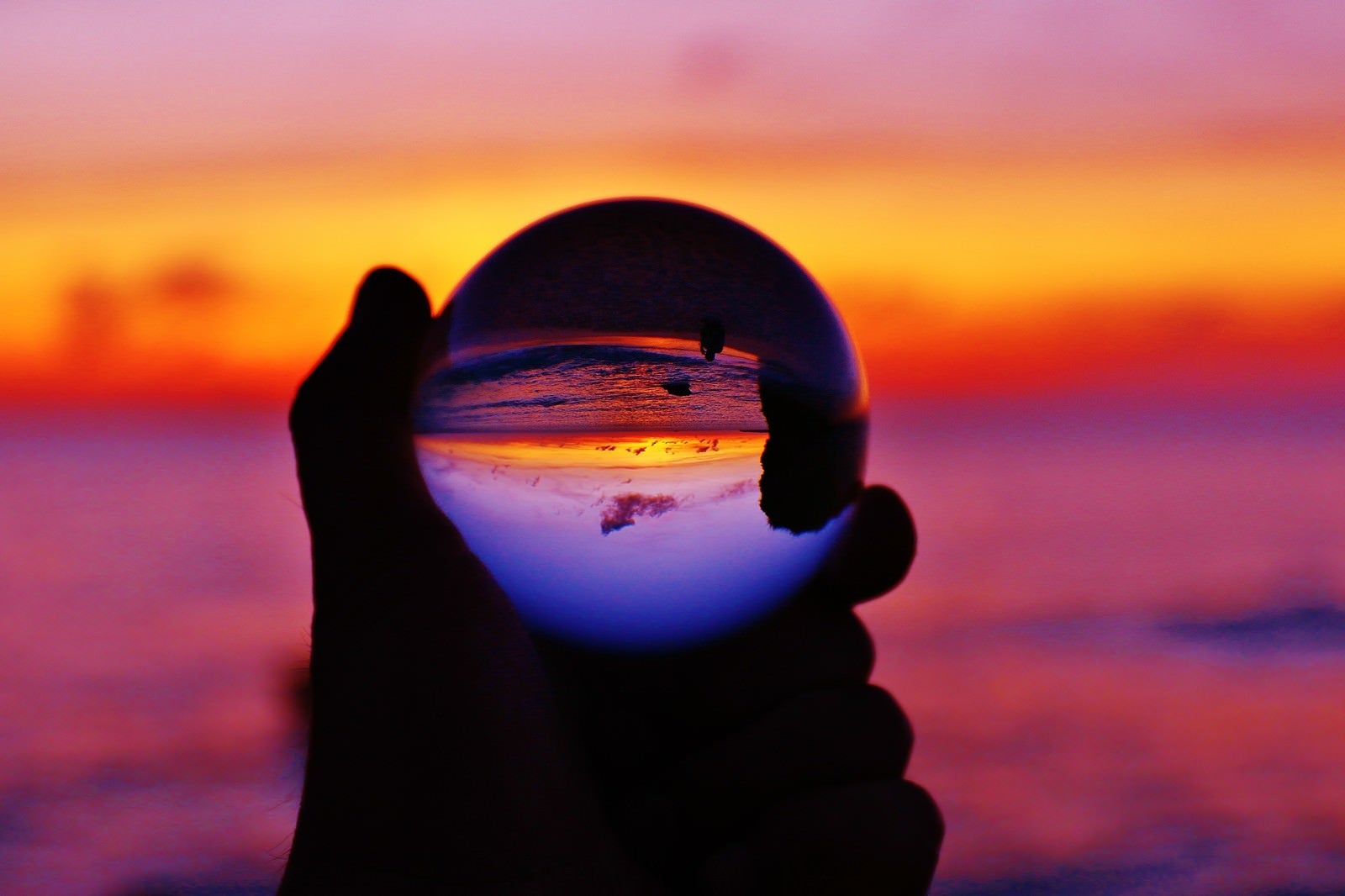 「オレンジ色の夕焼けを水晶球から眺める」の写真