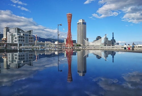 神戸ポートタワーを望むシンメトリの世界の写真