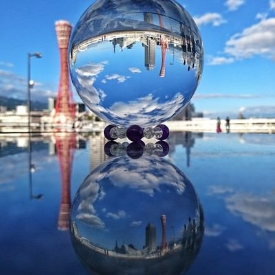 水晶球に映る神戸タワーとリフレクションの写真