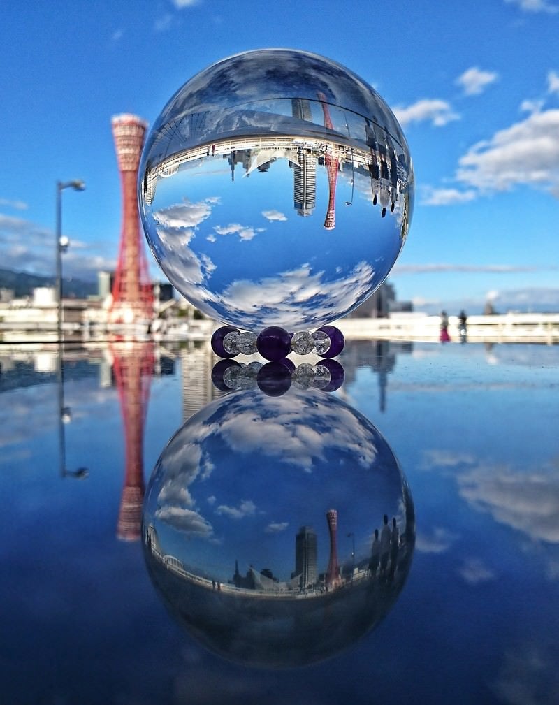 「水晶球に映る神戸タワーとリフレクション」の写真