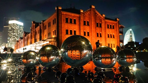 水晶球から見る横浜赤レンガ倉庫の夜景の写真