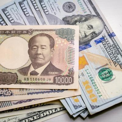 日米の通貨紙幣の重なりの写真