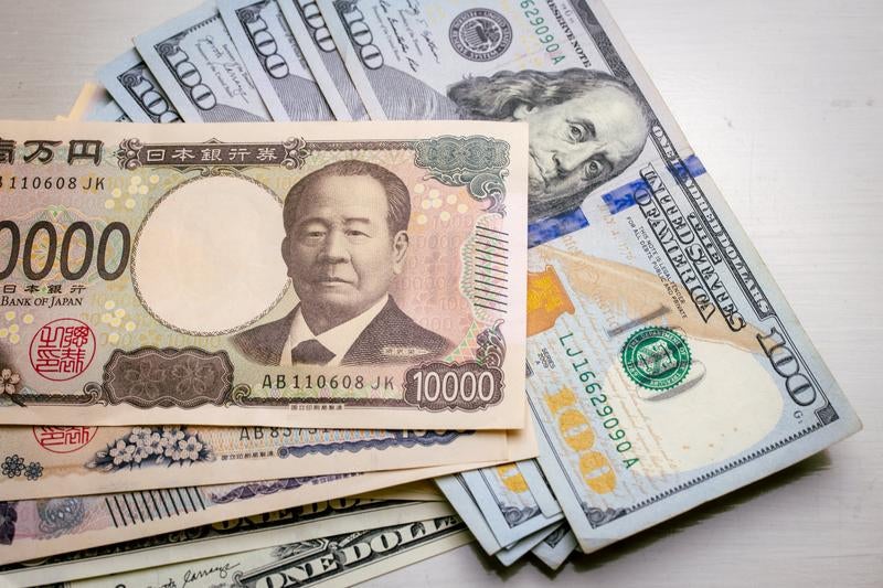 日米の通貨紙幣の重なりの写真