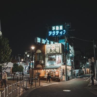 外国人観光客に人気の椎名町駅前フォトスポット夜景の写真
