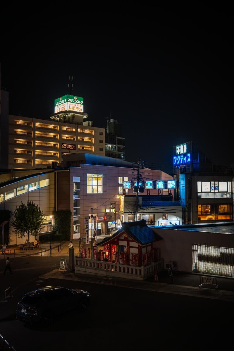 椎名町駅前に残る長崎神社の写真