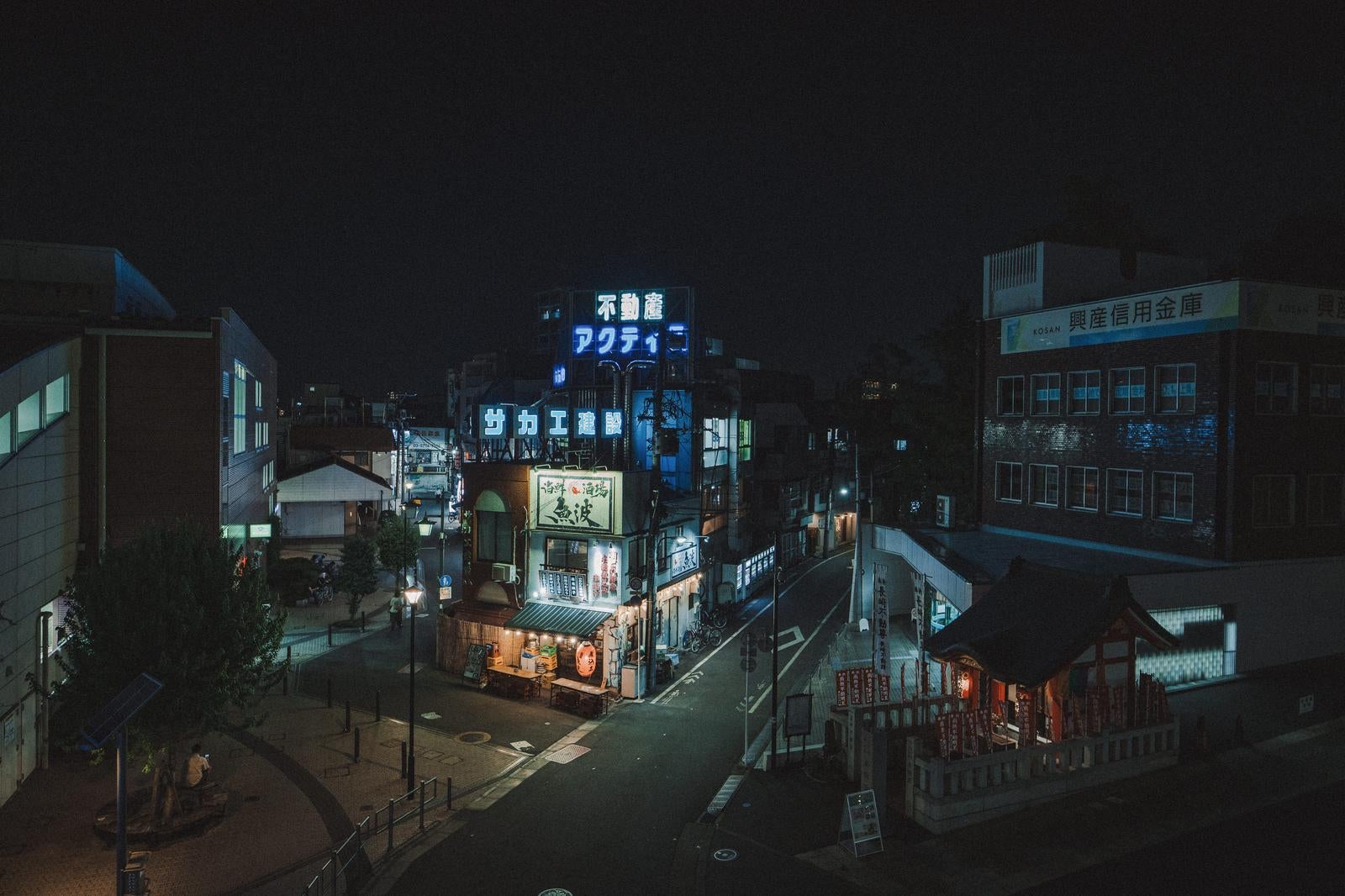 「椎名橋から一望する椎名町駅前の青いネオンと静寂な夜景」の写真
