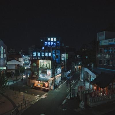 椎名橋から一望する椎名町駅前の青いネオンと静寂な夜景の写真