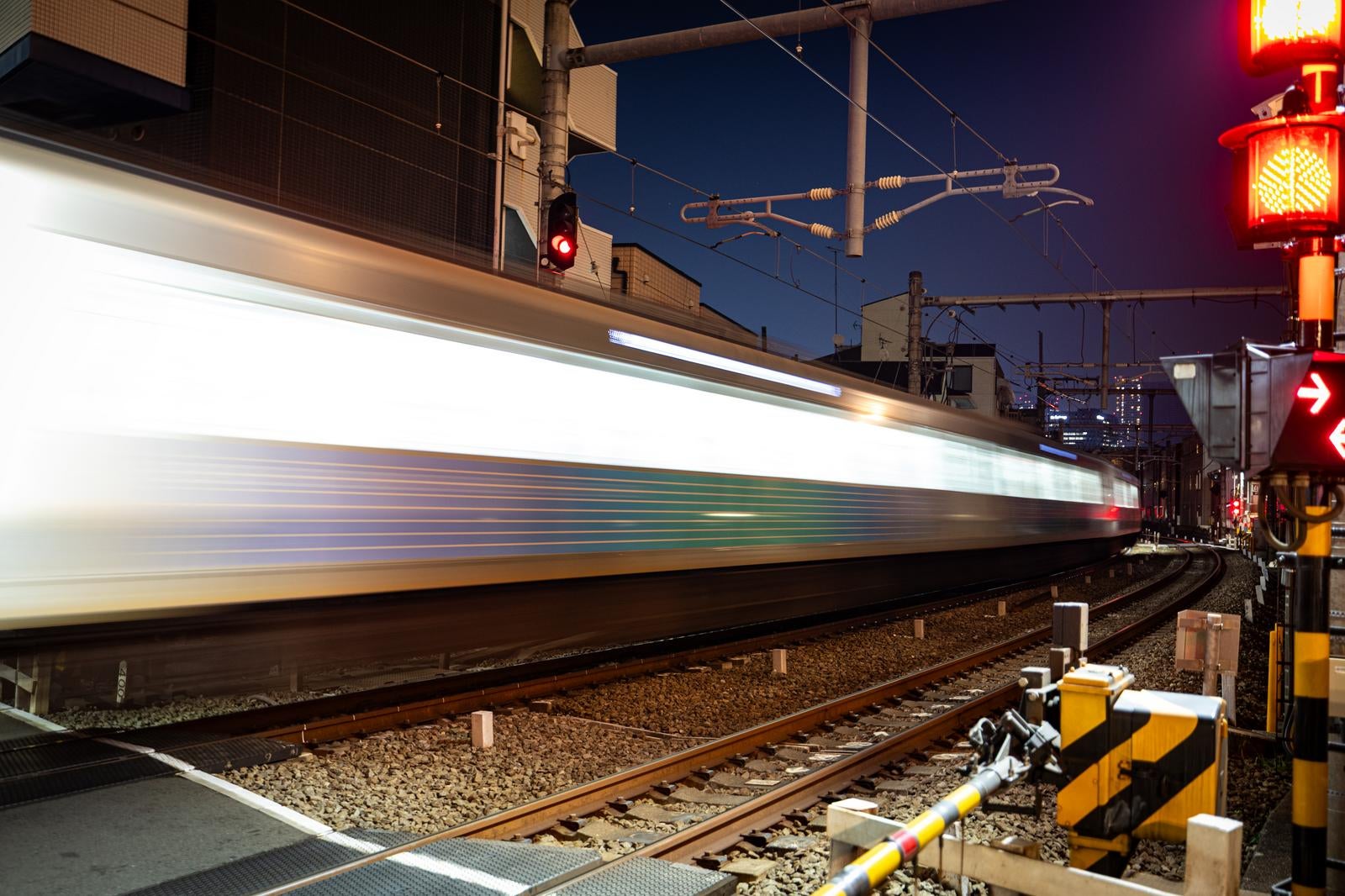 「踏切を通過する電車」の写真