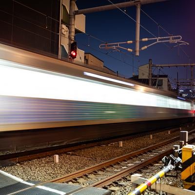 踏切を通過する電車の素材
