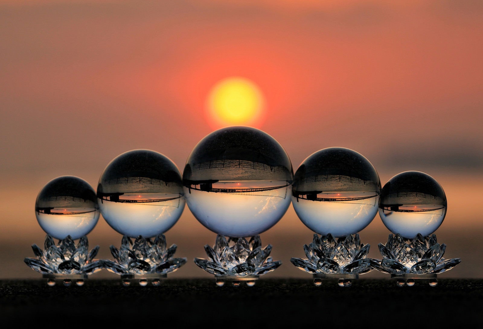 「夕日の海岸と水晶球」の写真