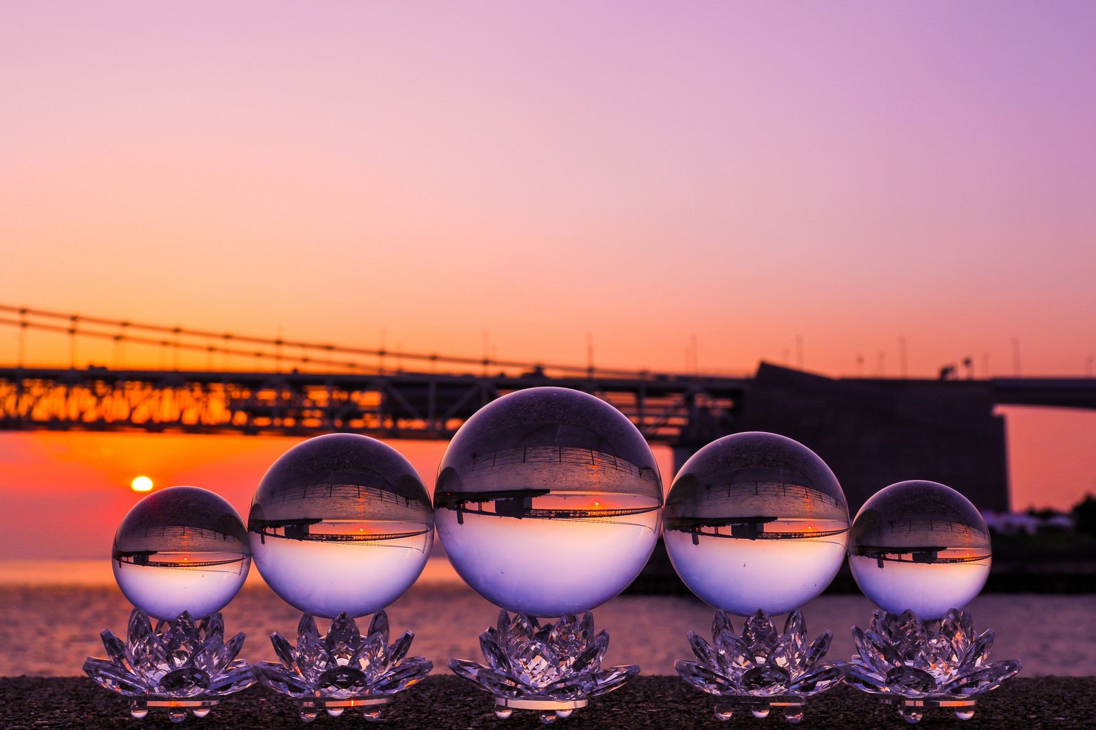 「沈む夕日と水晶球」の写真